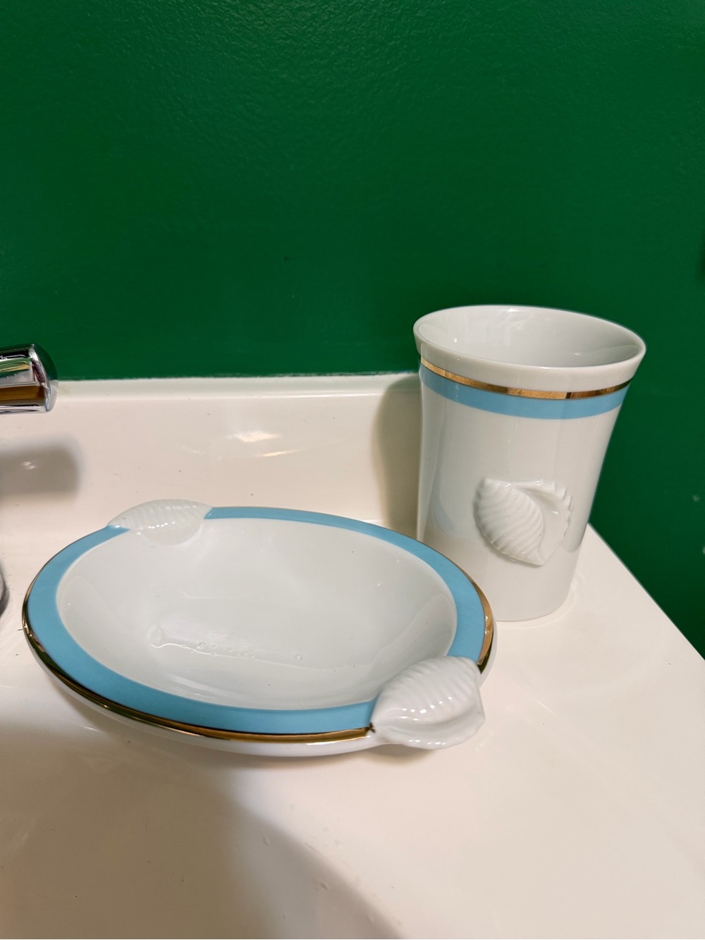 Vintage ceramic bath set